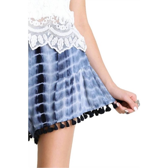 Umgee NWT Blue Tie Dye Shorts w/ Tassel Trim, Size Large - Picture 3 of 10